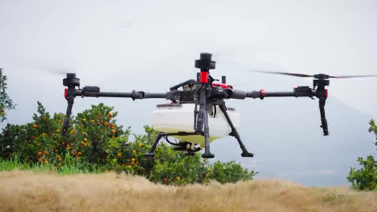 Dron agrícola XAG volando sobre huerto